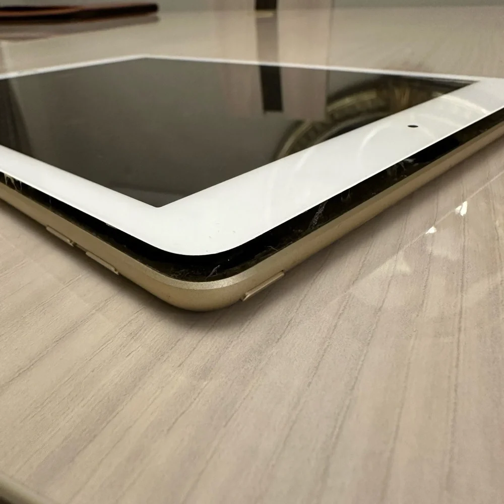 Apple iPad 5th Gen A1822 32GB WiFi – Works, Needs Screen Repair